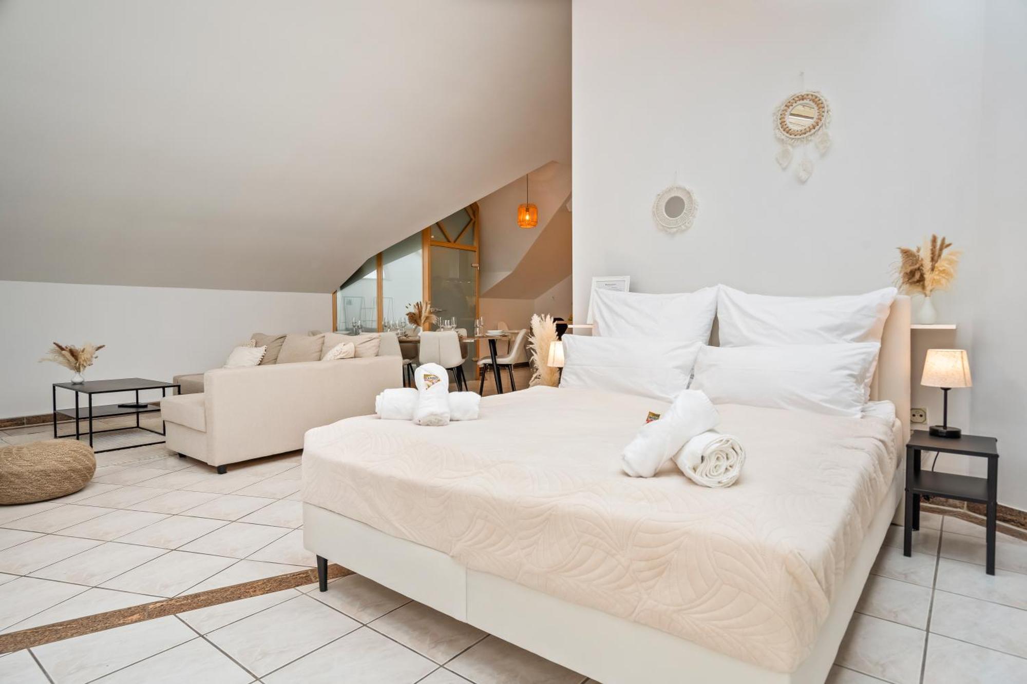 Stadtoase Fulda Mit Flair - Whirlpool, Balkon, 2Xparkplaetze, Highspeed Wlan Dış mekan fotoğraf